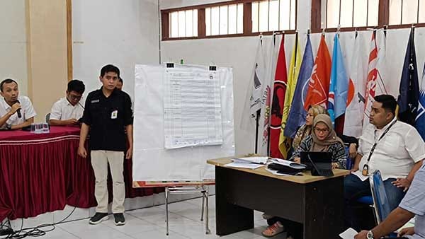 KPU Jember saat membuka kotak yang berisi c1 hasil. (Seru.co.id/amb) - Caleg dan Saksi Partai Demokrat Walk Out dari Sidang Amar Putusan MK di KPU Jember