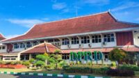 Kantor DPRD kabupaten Pamekasan. (Seru.co.id/udi) - Jelas dan Lengkap Kenakan Baju Dinas, Ketua DPRD Pamekasan: Itu Hanya Mencoba Raket Saja