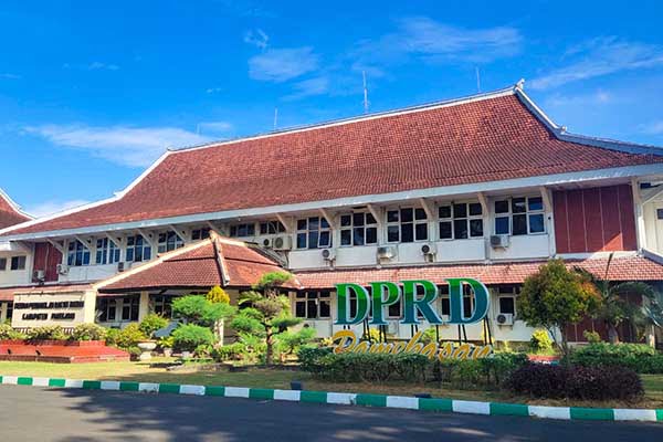 Kantor DPRD kabupaten Pamekasan. (Seru.co.id/udi) - Jelas dan Lengkap Kenakan Baju Dinas, Ketua DPRD Pamekasan: Itu Hanya Mencoba Raket Saja