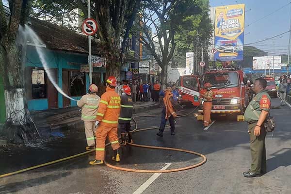 Kebakaran di rumah milik M. Badiri di Jalan Ahmad Yani No. 56 Kelurahan Blimbing Kecamatan Blimbing, Kota Malang pada, Rabu (19/6/2024). (SERU.co.id/wul) - Babinsa Koramil 0833/Blimbing Tanggap Bencana Kebakaran Rumah