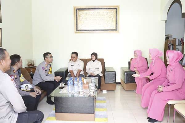 Kegiatan anjangsana ke kediaman Purnawirawan dan Warakawuri Polri di wilayah Kabupaten Situbondo. (Seru.co.id/aza) - Sambut Hari Bhayangkara ke 78, Polres Situbondo Berbagi Kebahagian dengan Purnawirawan dan Warakawuri