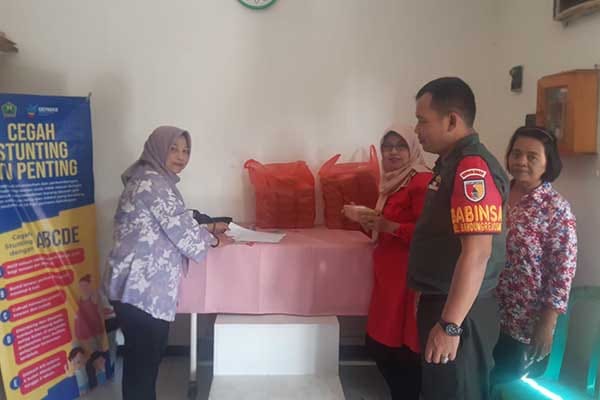 Kegiatan pendampingan pemberian gizi balita dan ibu hamil di Kelurahan Bandungrejosari. (ist) - Babinsa 0833/04 Sukun Dampingi Puskesmas Sukun Tekan Angka Kekurangan Gizi