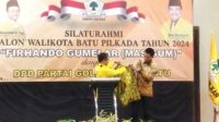 Ketua Golkar Batu saat kenakan jaket Golkar ke Mas Gum. (ist) - Mas Gum Serius Menuju Batu 1, Golkar Dukung Penuh