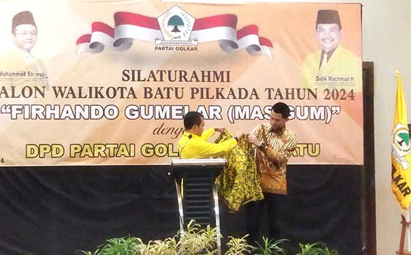 Ketua Golkar Batu saat kenakan jaket Golkar ke Mas Gum. (ist) - Mas Gum Serius Menuju Batu 1, Golkar Dukung Penuh