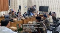 Ketua Komisi III DPRD, Arifin saat menggelar rapat bersama anggota, Jumat (14/6/2024). (Seru co.id/aza) - Komisi III DPRD Kaget, Dana Sosialisasi Pembangunan 2,4 Miliar Masuk APBD 2024