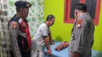 Kondisi bayi usai ditemukan warga setempat di Pademawu Pamekasan. (Seru.co.id/udi) - Penemuan Bayi Gegerkan Warga di Pademawu, Polres Pamekasan Cari Pelakunya