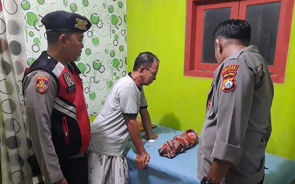 Kondisi bayi usai ditemukan warga setempat di Pademawu Pamekasan. (Seru.co.id/udi) - Penemuan Bayi Gegerkan Warga di Pademawu, Polres Pamekasan Cari Pelakunya