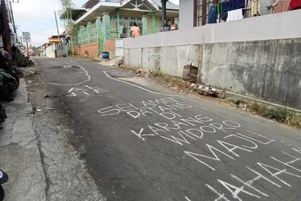 Bentuk Protes Warga, Jalan Desa Karangwidoro Dau Dipalang dan Ditanami Pohon Pisang