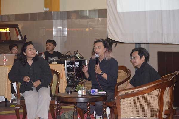 Workshop dan Discussion Sharing oleh Dwi Yuriska Tautin, Isha Maulana Prasetyo, M. Izzudin Febrianta (Dari kiri ke kanan). Dokpri - Mahasiswa Public Relation UMM Gelar Workshop Perfilman Inspiratif Dalam CUFE 2024
