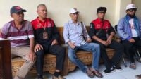 Mantan kepala dusun dan tokoh masyarakat Desa Kanigoro, Kecamatan Pagelaran, Kabupaten Malang saat mendatangi Polres Malang. (wul) - Diduga Lakukan Korupsi, Mantan Kades Kanigoro Pagelaran Dilaporkan ke Polisi