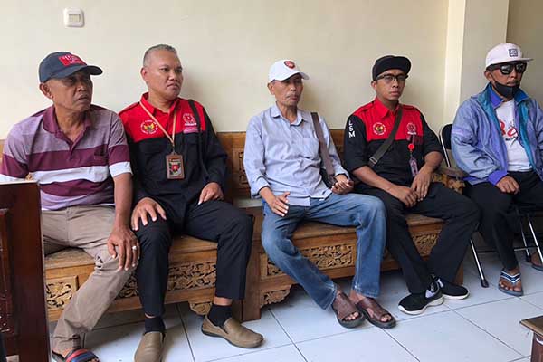 Mantan kepala dusun dan tokoh masyarakat Desa Kanigoro, Kecamatan Pagelaran, Kabupaten Malang saat mendatangi Polres Malang. (wul) - Diduga Lakukan Korupsi, Mantan Kades Kanigoro Pagelaran Dilaporkan ke Polisi