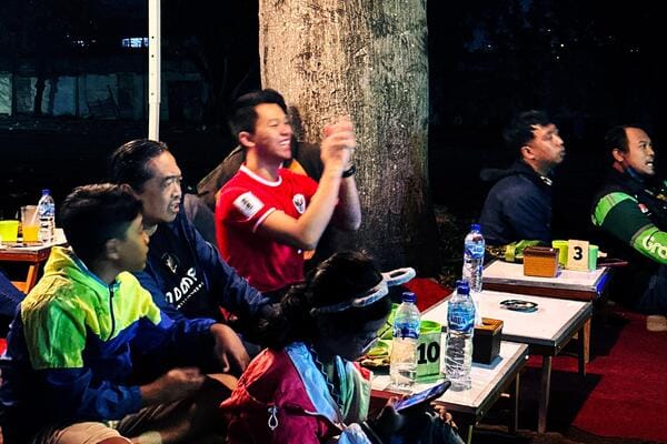 Mas Gum Rayakan Kemenangan Timnas Bareng Anak Muda Kota Batu