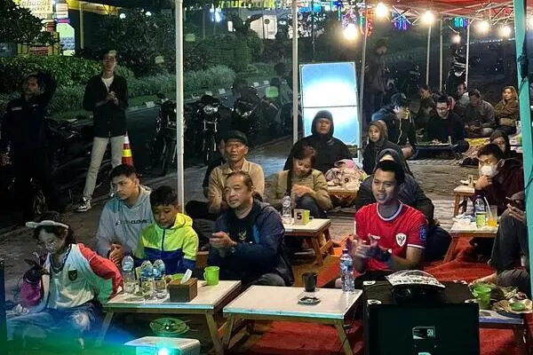 Mas Gum Rayakan Kemenangan Timnas Bareng Anak Muda Kota Batu