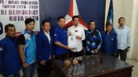 Mas Gum saat mengembalikan formulir didampingi pengurus DPC PD Kota Batu. (Seru.co.id/red) - Mas Gum Optimis Maju Pilwali Batu Berkat Dukungan Gen Z