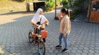 Mia saat sedang menjalankan usaha Jastipnya. (Seru.co.id/amb) - Remaja Disabilitas di Jember Nekat Jadi Jastip Hanya Bermodal Sepeda Ontel
