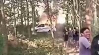 Mobil Daihatsu Sigra putih yang dibawa korban beserta temannya juga ikut dibakar massa. (ist) - Polisi Tetapkan Tiga Tersangka Tewasnya Bos Rental Mobil Saat Hendak Mengambil Mobilnya