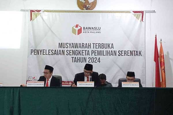 Musyawarah terbuka penyelesaian sengketa dilakukan di kantor Bawaslu Kota Malang. (afi) - Tim Hukum Paslon Sam HC-Rizky Boncell Minta Tiga Alternatif dan Sebut Silon Bermasalah