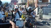 Nurochman saat mendaftarkan diri sebagai Bacakada didampingi puluhan penggemar motor vespa. (Seru co.id/ist) - Nurochman Daftar Bacakada Batu Diiringi Club Vespa