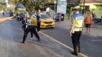 Olah TKP di jalan Raya Jatiguwi RT6RW1, Desa Jatiguwi kilometer 115 -116 (Surabaya –Blitar). (ist) Lansia di Sumberpucung Tewas Setelah Terlibat Kecelakaan Beruntun