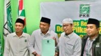 PKB Kabupaten Situbondo resmi berikan rekomendasi dukungan kepada Rio Wahyu Prayogo atau Mas Rio Patennang pada Pilkada 2024 Situbondo, Rabu (19/6/2024). (Seru.co.id/ada) - DPC Partai PKB Deklarasikan Dukung Yusuf Rio Prayoga di Pilkada 2024