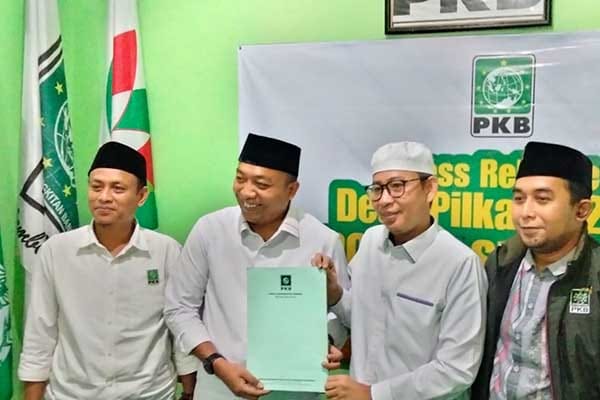 PKB Kabupaten Situbondo resmi berikan rekomendasi dukungan kepada Rio Wahyu Prayogo atau Mas Rio Patennang pada Pilkada 2024 Situbondo, Rabu (19/6/2024). (Seru.co.id/ada) - DPC Partai PKB Deklarasikan Dukung Yusuf Rio Prayoga di Pilkada 2024