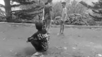 Potongan foto yang beredar di media sosial yang menunjukkan sesaat sebelum RKA dihantam secara bergantian oleh terduga anak yang berhadapan dengan hukum. (ist) - Polres Batu Beber Peran Masing-masing Terduga Perundungan Penyebab Tewasnya RKA
