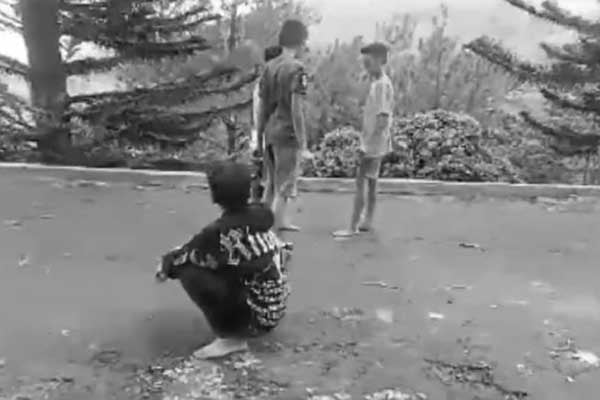 Potongan foto yang beredar di media sosial yang menunjukkan sesaat sebelum RKA dihantam secara bergantian oleh terduga anak yang berhadapan dengan hukum. (ist) - Polres Batu Beber Peran Masing-masing Terduga Perundungan Penyebab Tewasnya RKA