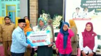 SIMBOLIS: Para kader Posyandu mendapatkan kenaikkan insentif dari Pemkab Situbondo. (Seru.co.id/aza) - Bupati Situbondo Naikkan Insentif Kader Posyandu