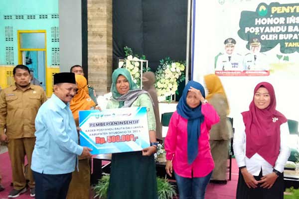 SIMBOLIS: Para kader Posyandu mendapatkan kenaikkan insentif dari Pemkab Situbondo. (Seru.co.id/aza) - Bupati Situbondo Naikkan Insentif Kader Posyandu