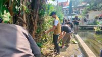 Para pemuda saat bersih-bersih lingkungan sumber Gemulo. (ist) - Puluhan Pemuda dan Warga Gelar Bersih Sumber Gemulo di Momen Hari Lingkungan Hidup Sedunia - Firhando Gumelar Siap Ramaikan Bursa Pilkada Batu Diawali dari Sumber Umbul Gemulo