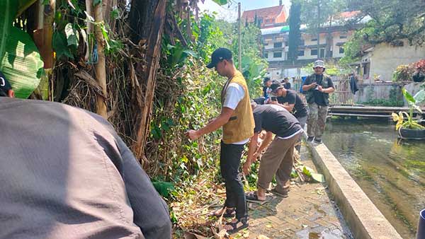 Para pemuda saat bersih-bersih lingkungan sumber Gemulo. (ist) - Puluhan Pemuda dan Warga Gelar Bersih Sumber Gemulo di Momen Hari Lingkungan Hidup Sedunia - Firhando Gumelar Siap Ramaikan Bursa Pilkada Batu Diawali dari Sumber Umbul Gemulo
