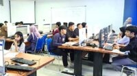 Para peserta serius menyelesaikan ujian Jalur Mandiri Konsorsium Polinema 2024. (ist) - Ribuan Peserta Berebut Jalur Mandiri Konsorsium Polinema 2024