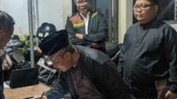 Pasangan Gus Jaddin dan Arismaya saat verifikasi administrasi di KPU Jember. (ist) - KPU Jember Nyatakan Jaddin-Arismaya Lolos Verifikasi Cabup Cawabup Jalur Independen