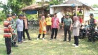 Pasiter Kodim 0833 dampingi Kepala BSIP Jestro tinjau rumah pompa dan lahan pertanian. (ist) - Pasiter Kodim 0833 Dampingi BSIP Jestro Tinjau Rumah Pompa dan Lahan Pertanian