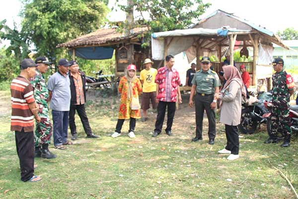 Pasiter Kodim 0833 dampingi Kepala BSIP Jestro tinjau rumah pompa dan lahan pertanian. (ist) - Pasiter Kodim 0833 Dampingi BSIP Jestro Tinjau Rumah Pompa dan Lahan Pertanian