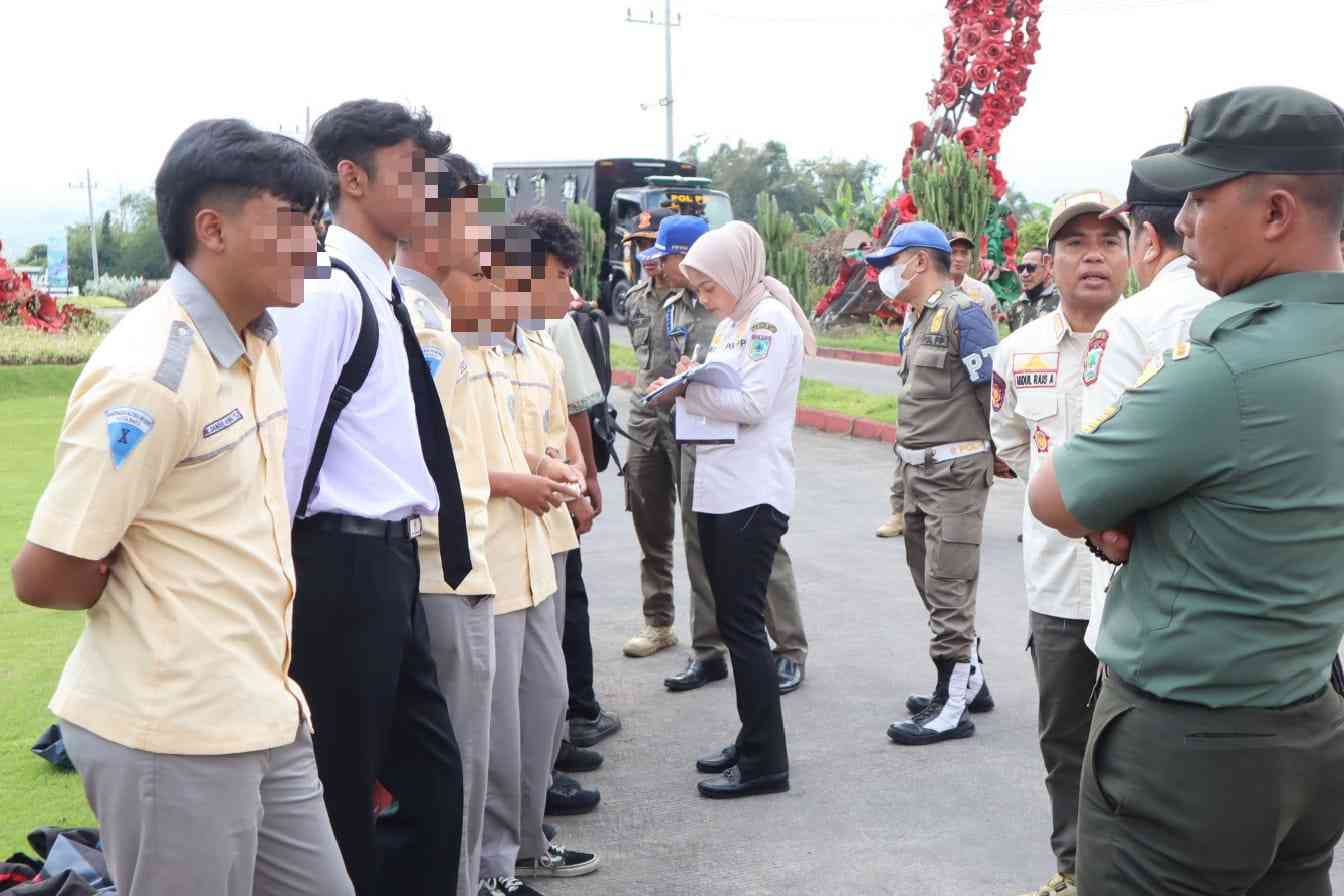 Pj Aries Terkejut Hasil Razia Pelajar Bolos dan Toko Miras Ilegal di Batu