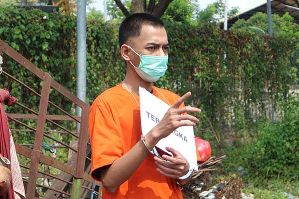 Pelaku saat HAP (19) saat reka adegan. (Seru.co.id/ws11) - Niat Mencuri Berujung Pembunuhan, 18 Reka Adegan Pembunuhan Mahasiswi UM