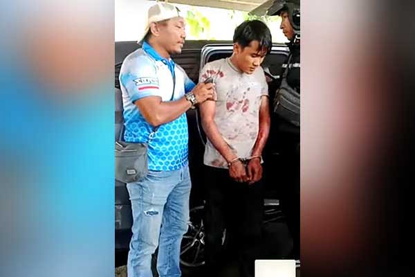 Pelaku saat diamankan Polisi. (Seru.co.id/mam) - Pria di Situbondo Bacok Teman Kerja 7 Kali Hingga Kritis, Akibat Kesal Sering Cekcok