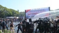 Pelatihan dan simulasi peragaan Sispamkota dalam rangka pengamanan Pilkada serentak Jatim Tahun 2024. (Seru.co.id/wul) - Tingkatkan Kesiapsiagaan, Kodim 0833 Kerahkan Personel Ikuti Gelar Pelatihan Sispamkota