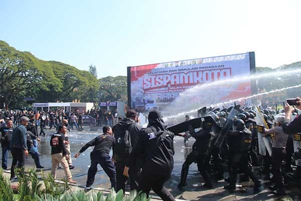 Pelatihan dan simulasi peragaan Sispamkota dalam rangka pengamanan Pilkada serentak Jatim Tahun 2024. (Seru.co.id/wul) - Tingkatkan Kesiapsiagaan, Kodim 0833 Kerahkan Personel Ikuti Gelar Pelatihan Sispamkota