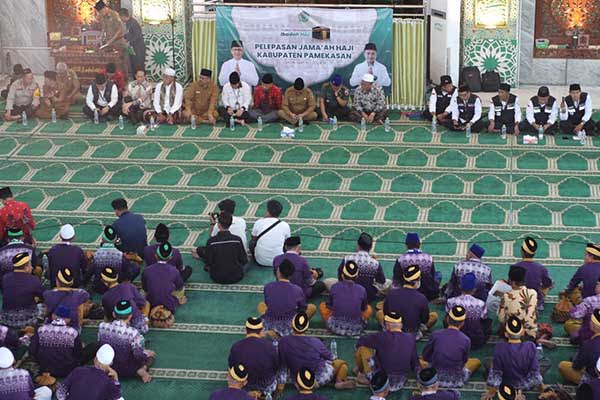 Pelepasan Calon Jamaah Haji Kabupaten Pamekasan di Masjid agung Asy-Syuhada. (Seru.co.id/udi) - Pemkab Pamekasan Lepas 1.300 CJH, Tersedia 12 Medis dan 20 Petugas Haji Setiap Kloter