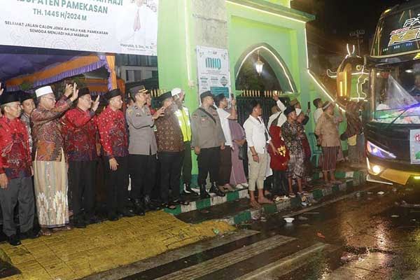 Pelepasan para jemaah haji asal Pamekasan di depan Masjid Agung Asy-Syuhada. (Seru.co.id/udi) - Terbagi Empat Kloter, 1.300 Jemaah Haji Asal Pamekasan Resmi Diberangkatkan