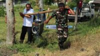 Peltu Fatkur Arif dan Sertu Abd. Kholik membantu pemasangan pompa air pertanian bantuan dari Kementan, kepada Poktan Sri Rejeki Jalan Kuping Gajah Kelurahan Jatimulyo Kecamatan Lowokwaru Kota Malang, Senin (10/6/2024). (Seru.co.id/ist) - Babinsa Kelurahan Jatimulyo Bantu Pasang Pompa Air Bantuan Kementan