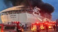Pemadam kebakaran mencoba memadamkan kepulan asap KM Umsini. (ist) - Kapal KM Umsini Berusia 39 Tahun Terbakar, 1.677 Penumpang Batal Berangkat