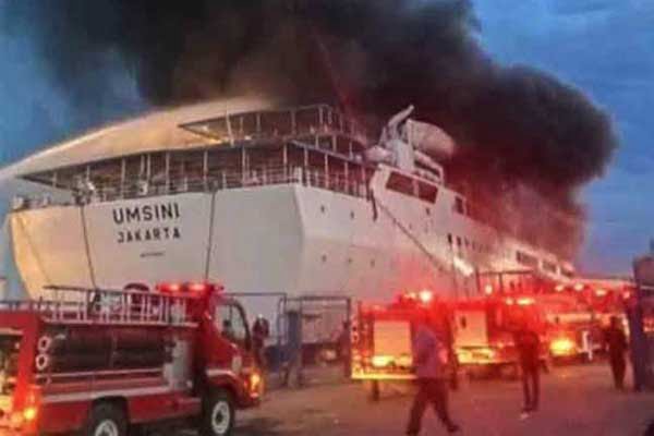 Pemadam kebakaran mencoba memadamkan kepulan asap KM Umsini. (ist) - Kapal KM Umsini Berusia 39 Tahun Terbakar, 1.677 Penumpang Batal Berangkat