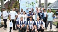 Pembagian ratusan bibit pohon buah dilakukan saat Car Free Day dengan melibatkan karyawan millenial PJT I. (ist) - Tingkatkan Kepedulian Lingkungan, PJT I Bagikan Ratusan Bibit Pohon Buah kepada Warga Kota Malang