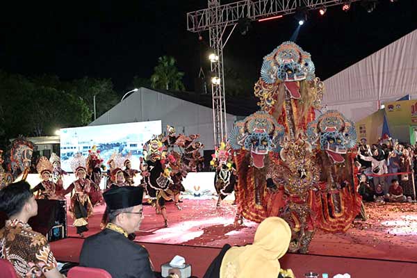 Penampilan Parade Pradnyaparamita ing Malang. (ist) - Pj Wali Kota Apresiasi Parade Pradnyaparamita ing Malang Pukau Peserta Apeksi 2024