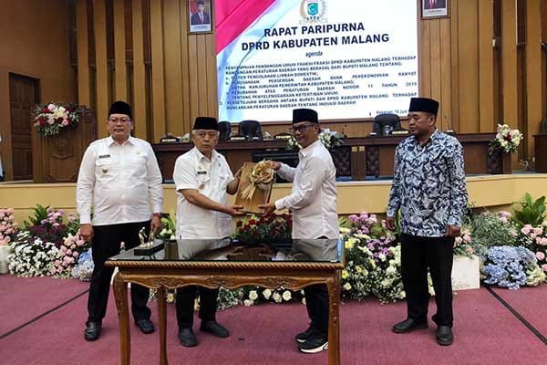 Penandatanganan Ranperda tentang inovasi daerah. (wul) - DPRD Kabupaten Malang Setujui Ranperda Inovasi Daerah