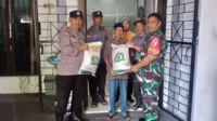 Babinsa Koramil 0833/01 Klojen Kawal Pendistribusian Bantuan Kepada Warga Kiduldalem