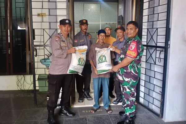 Babinsa Koramil 0833/01 Klojen Kawal Pendistribusian Bantuan Kepada Warga Kiduldalem